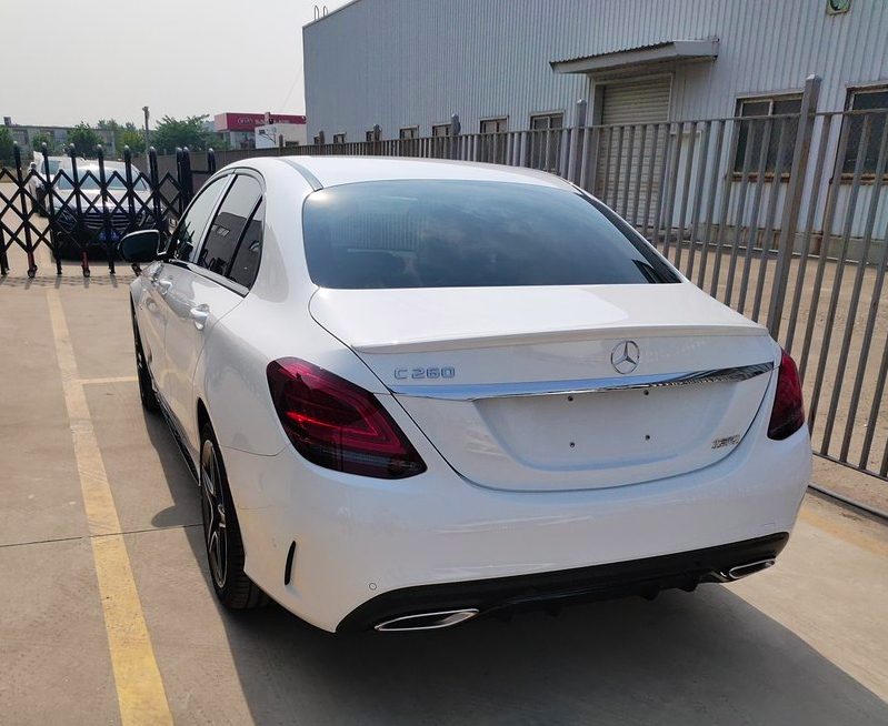 进店实拍2021款奔驰c级白色涂装获赞轴距2920mm售3078万起