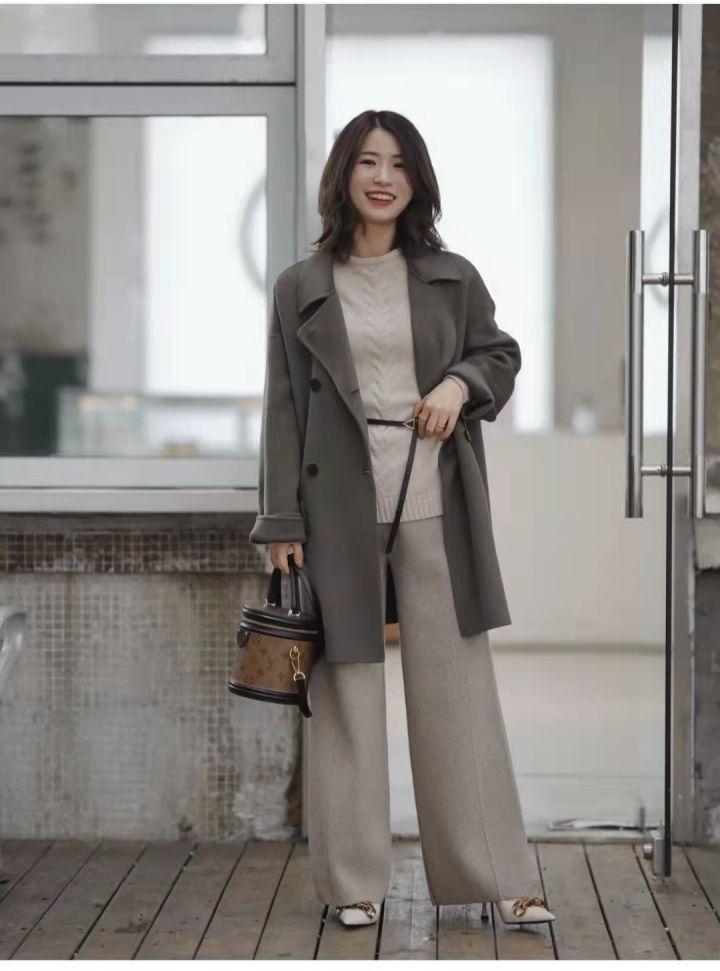 短款羊绒大衣怎么搭配下装好看