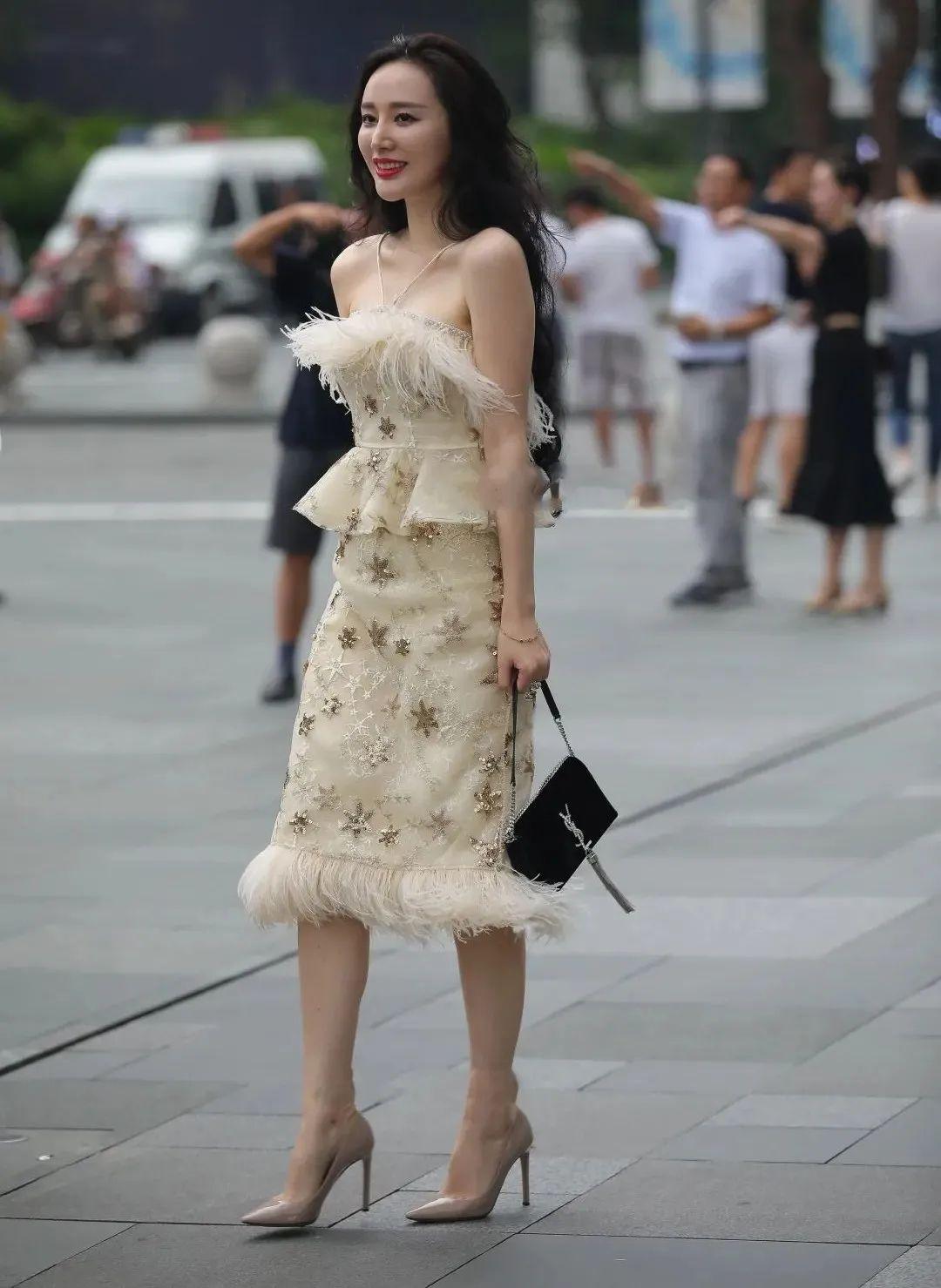 气质小姐姐露肩长裙,一双经典的裸色尖头细跟高跟鞋,67优雅性感