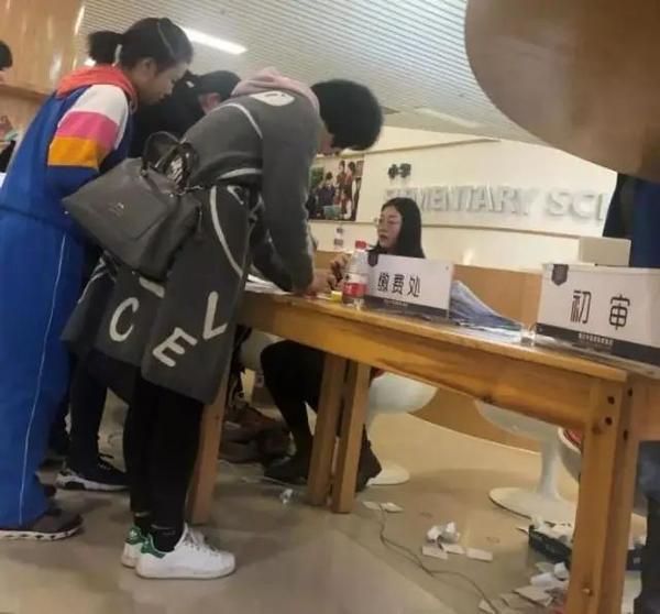 第一批升学摇号太魔幻!牛校不用摇,数学10分的学渣摇中名校?