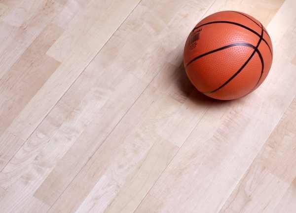 买篮球选哪种材质 买篮球木地板要注意什么