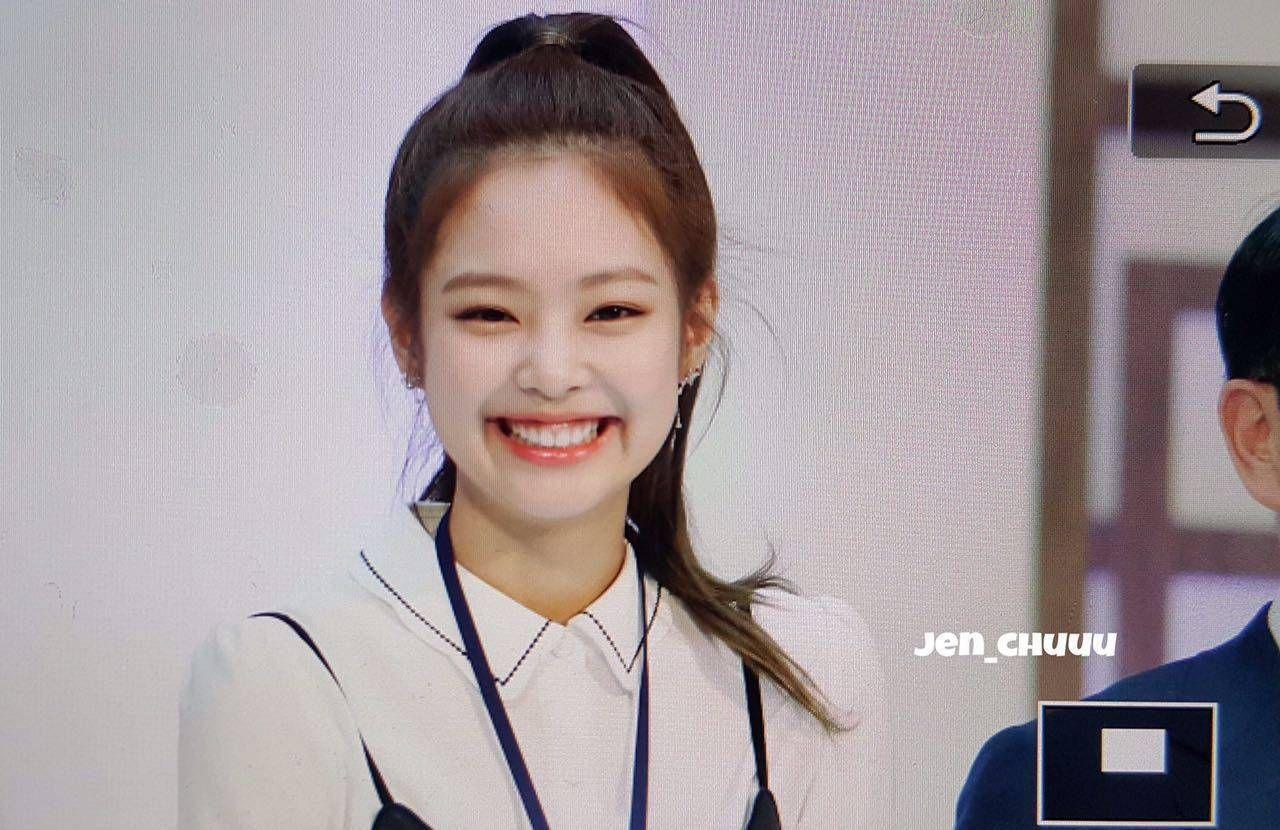 集美们我想要jennie那种笑到露出牙龈的照片实在是太可爱了求求求