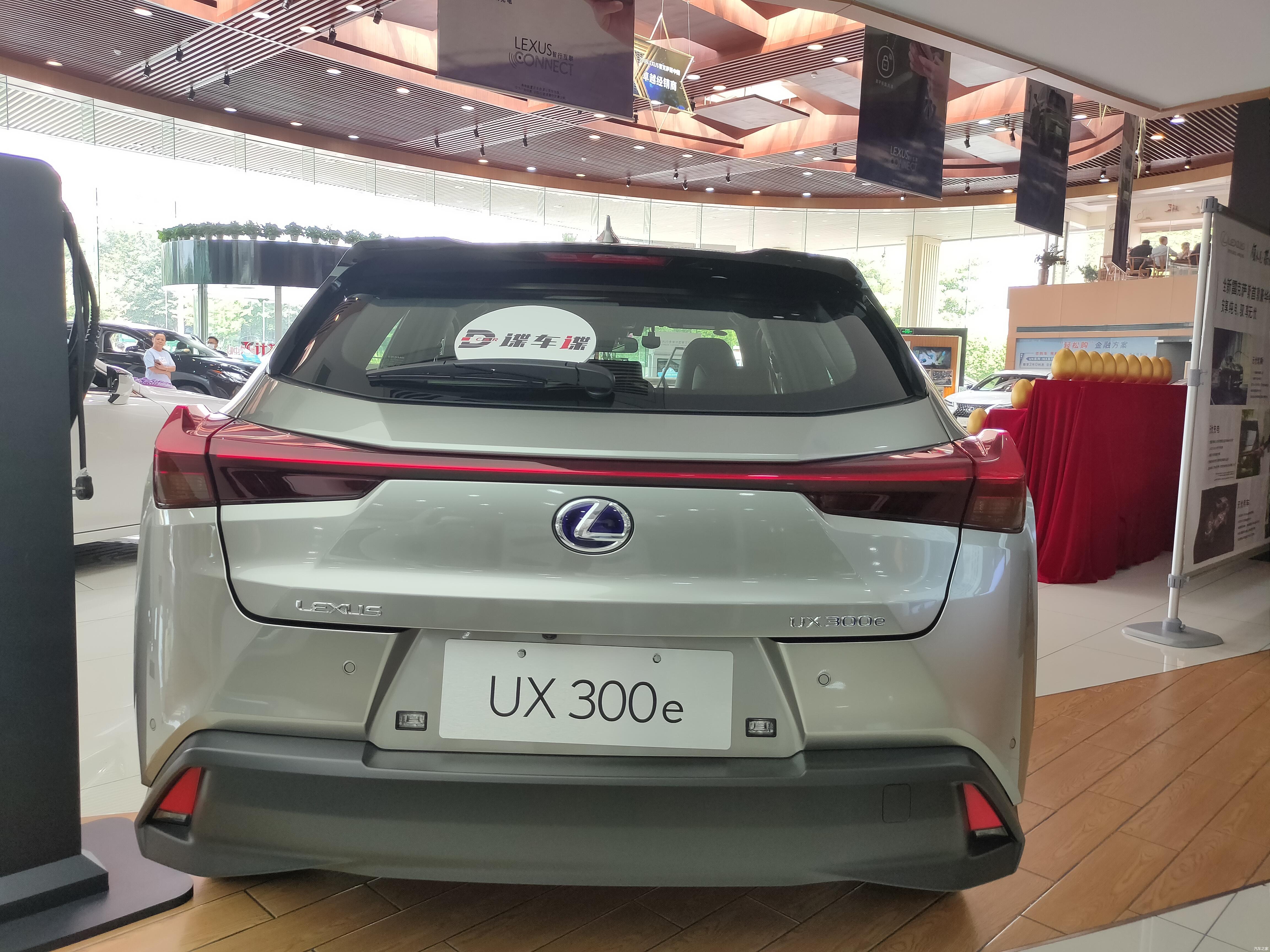 到店实拍旗下首款纯电动车雷克萨斯ux300e解析