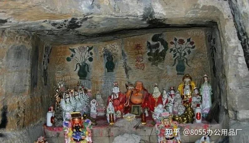 不能不提的就是泰山奶奶庙,以及这里保留着一项传统的习俗——拴娃娃