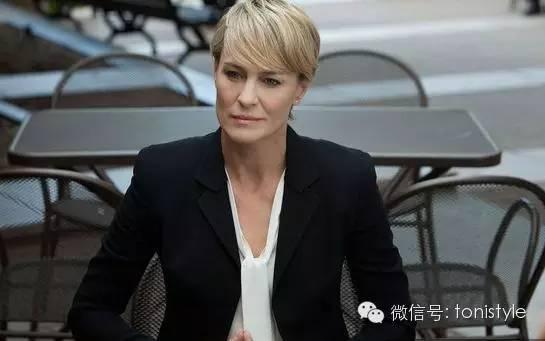 《纸牌屋》戏服设计师托马斯·布罗克勒(thomas broecker)说道,"