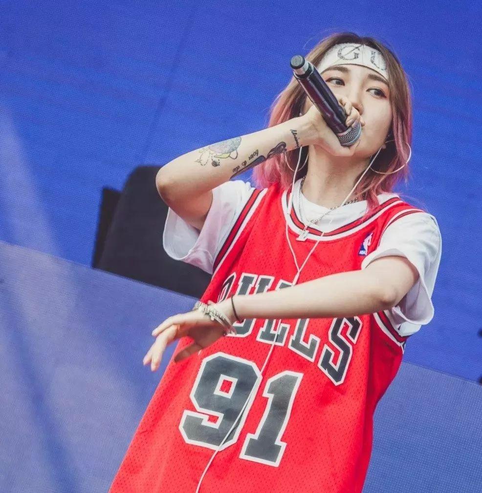 流行小情歌,校草脸,少年音,完全符合抖音少女用户们的追星需求.