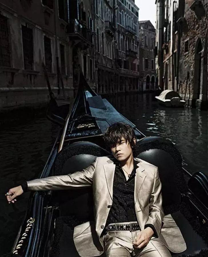 大家有没有周杰伦早期留狼尾的照片