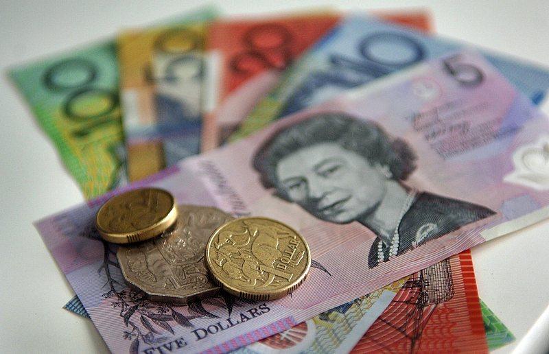 下面就是货币的兑换了,澳门地区流通的是港币和葡币,可以提前在内地的