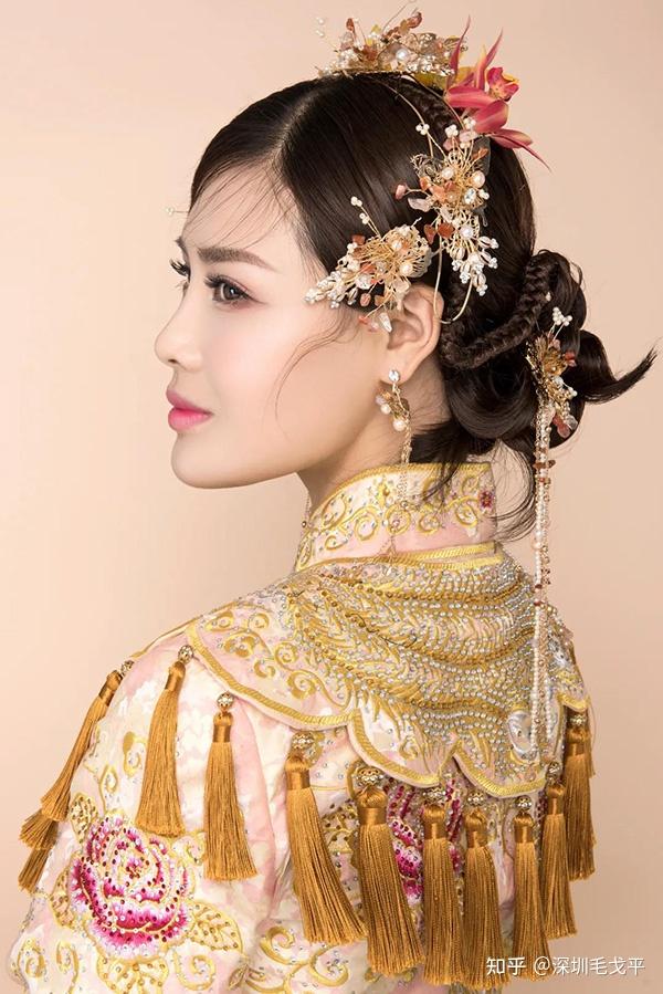 眉如青黛横,眼鬟落花凝.芙蓉不及美人妆,金玉盘头珠翠亮.