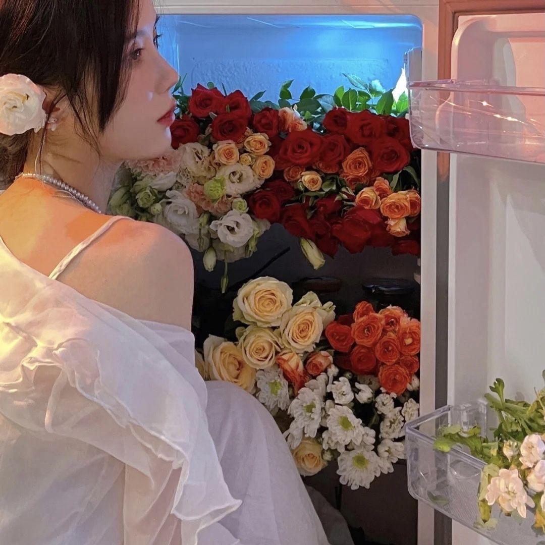 有没有类似这样的拿着花的头像