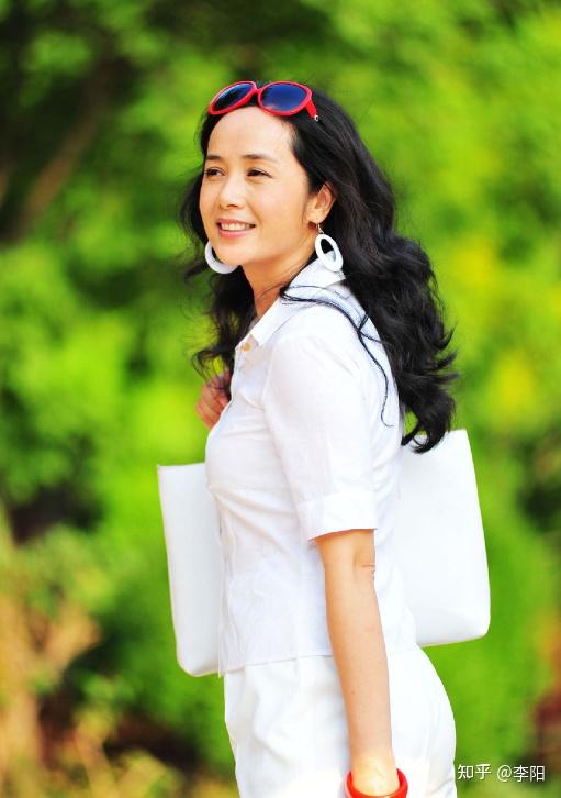 英国偶遇蒋雯丽无惧皱纹哈哈笑儿子留学养女神秘侄女很有名