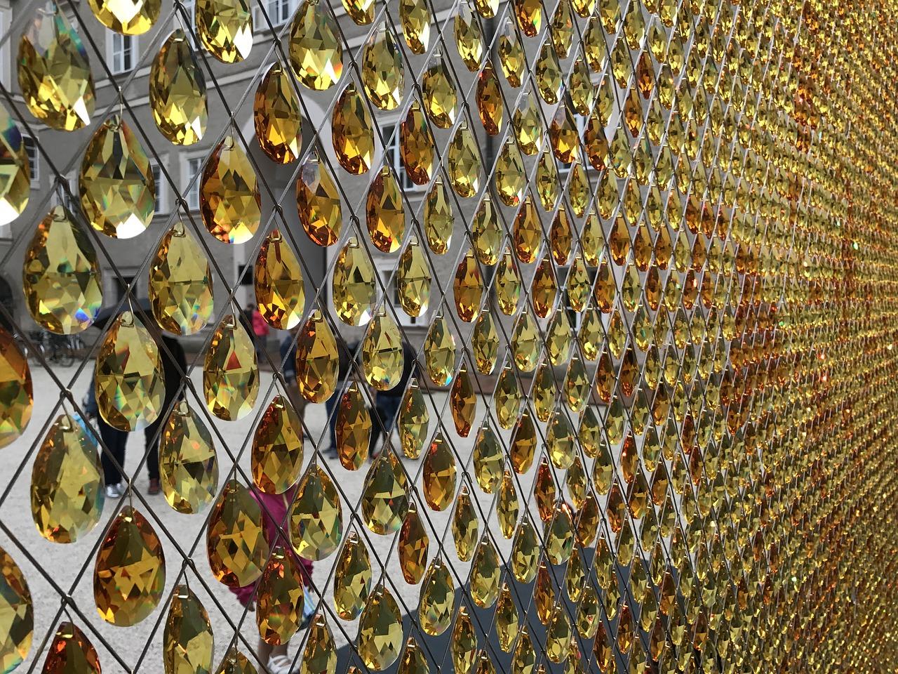 3. 艺术画作添色彩