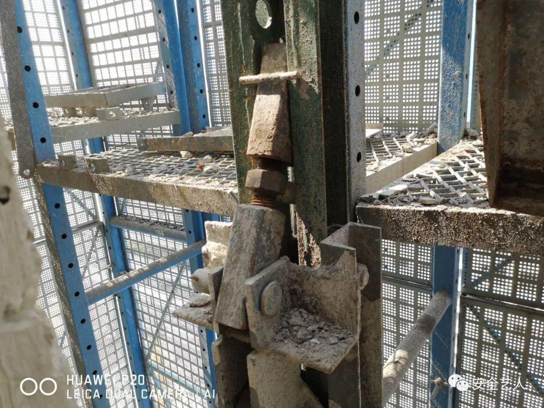 附墙支座连接销轴,没有开口销半钢爬架,没有设置二道翻版使用工况下