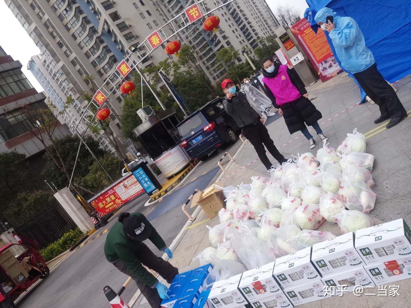 社区团购的团长正在整理即将分发的商品