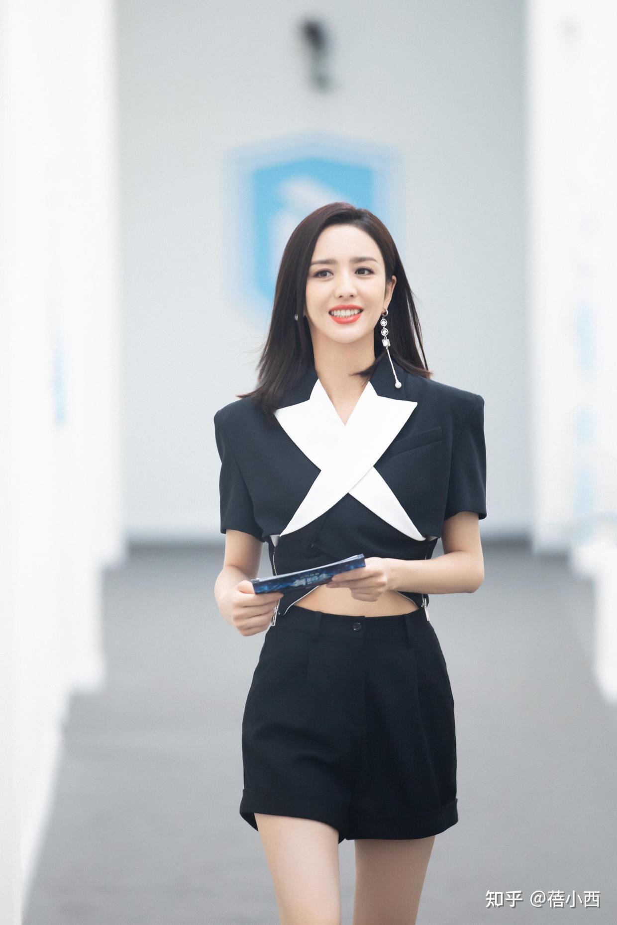 佟丽娅转型大玩"女团风",穿抹胸上衣配a字纱裙,不像80后的人 - 知乎