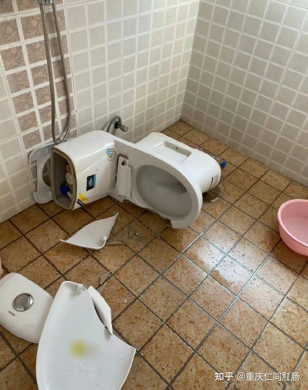 东南亚资讯-怕脏蹲著上厕所 男子一脚踩碎马桶