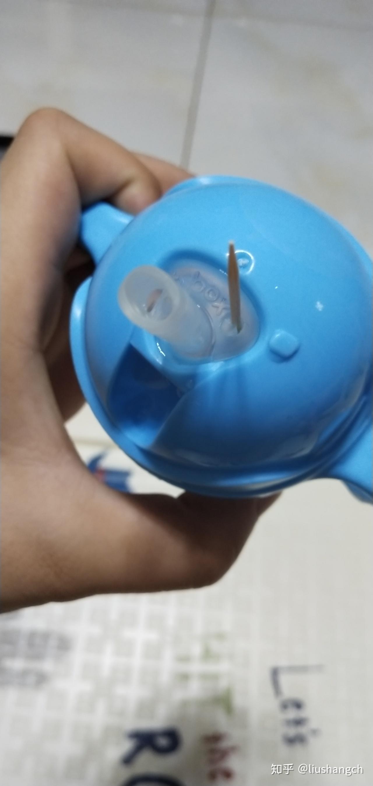 bbox我指的是吸管杯,这款很火的吸管杯没有换气孔是怎么喝水的?