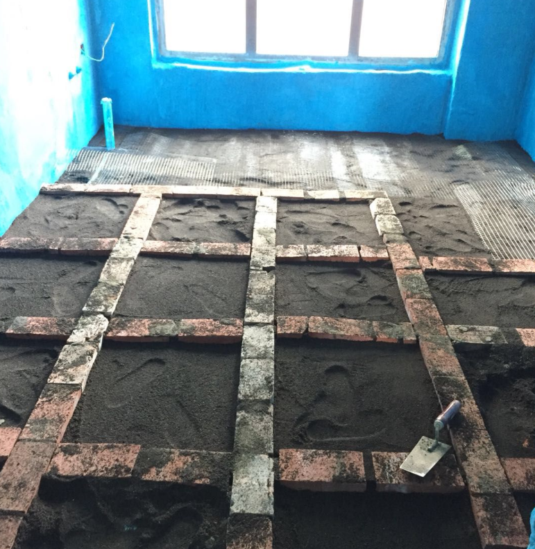 炭渣回填前先把排水管用砖包起来,砌田字格,避免炭渣互相挤压造成下沉