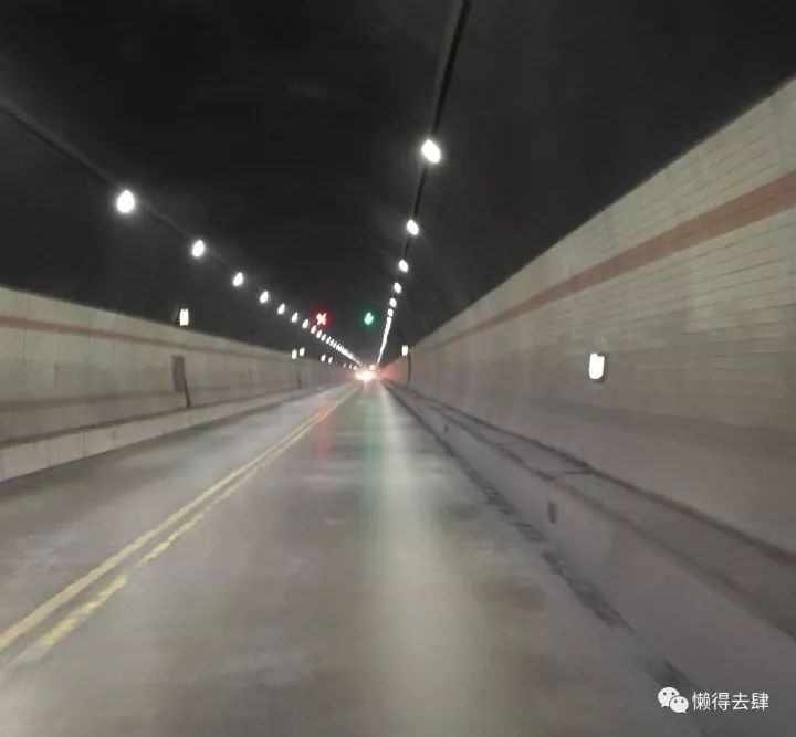 这就是二郎山隧道,跟前一个无名隧道天壤之别,灯火通明,路面平坦.