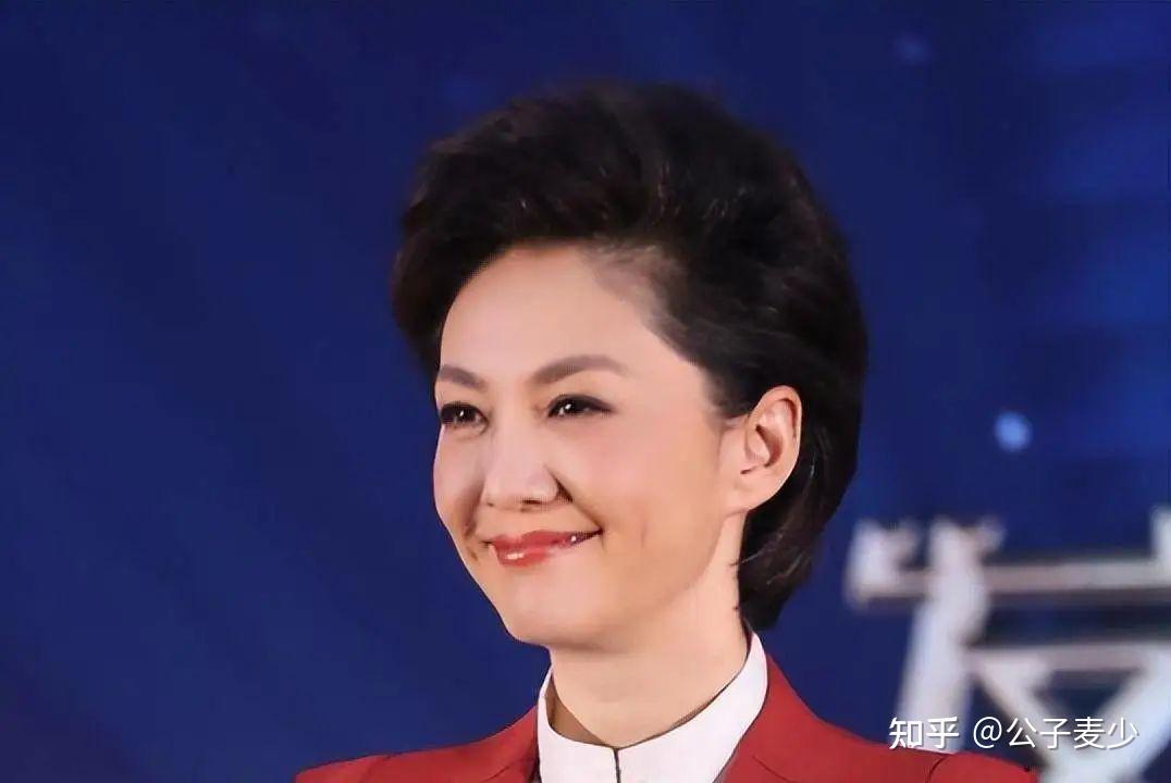 央视海霞找朱一龙签名!嫁大11岁清华教授,结婚22年被宠成公主 - 知乎