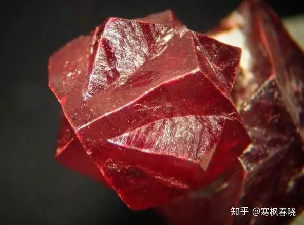 辰砂这两种红色的矿物颜色极其相似,对于一些晶体形态并不明显的区分