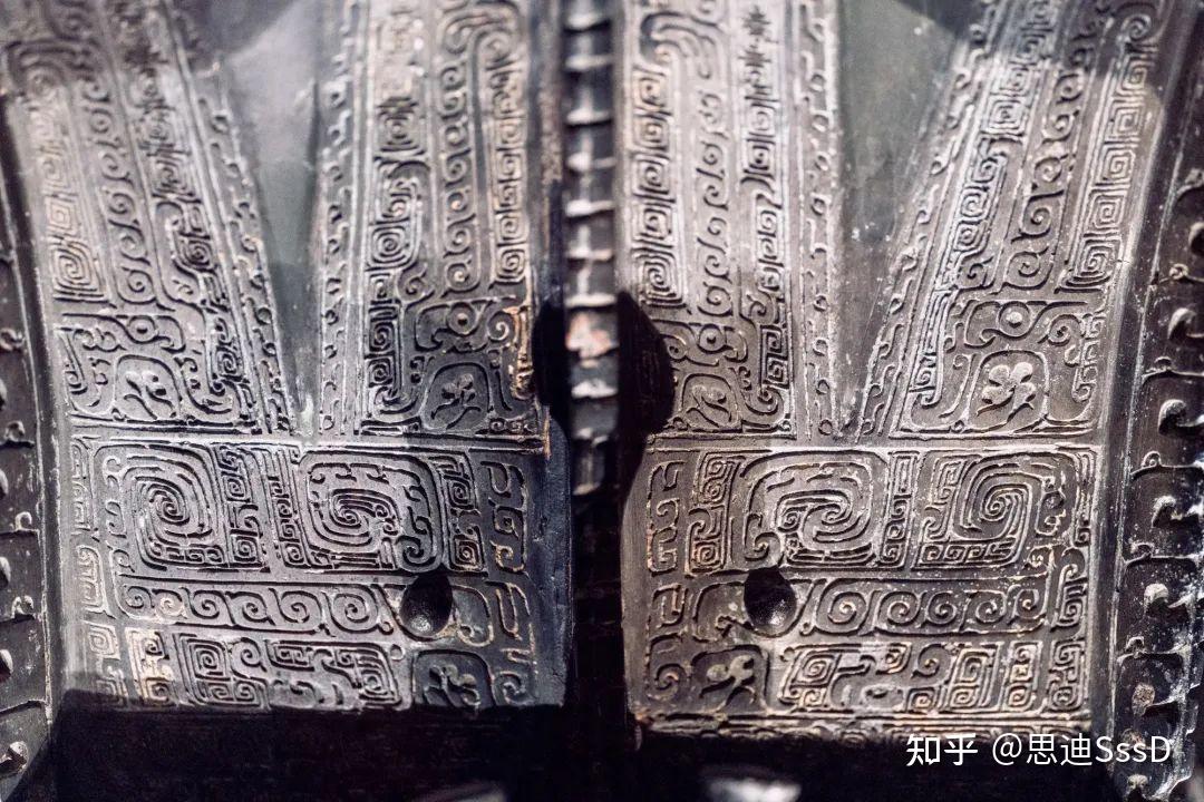 青銅方尊 饕餮〓鳳文方尊〈文字六／〉 文化遺産オンライン