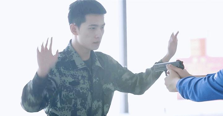 杨洋搭档李一桐《特战荣耀》定档4月5日，杨洋这剧会爆吗？(杨洋特战荣耀预告图片)