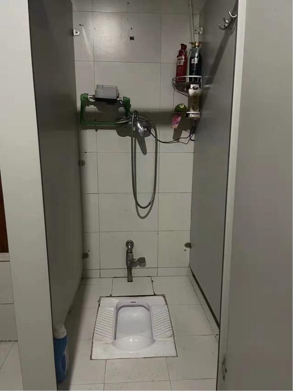 这个寝室的厕所也是相当奇葩,采用了蹲厕和淋浴间为