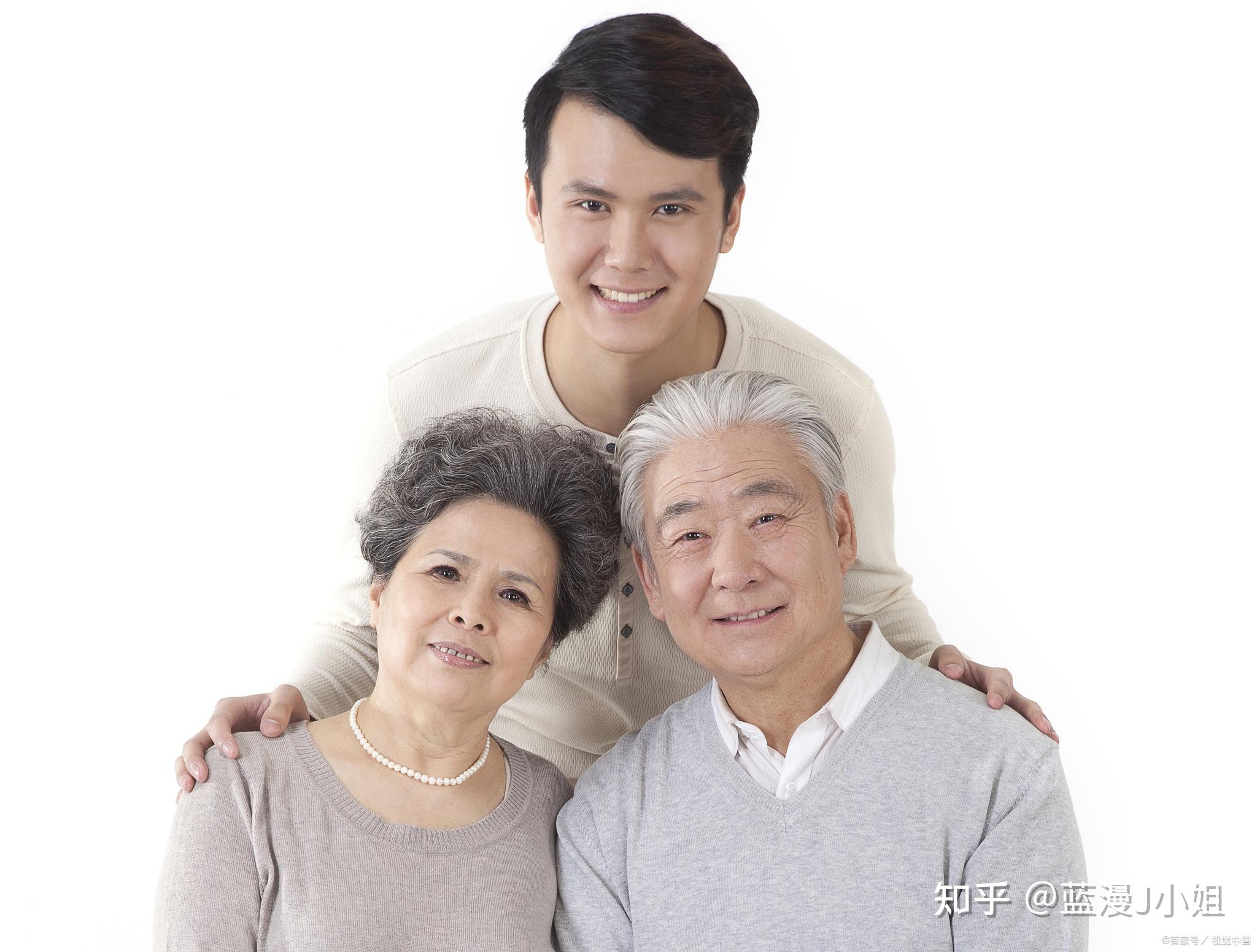 看着父母花白的头发,想想他们出来已经有几十年了,家庭的重担一扛就是