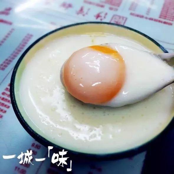 红豆沙,绿豆沙,芝麻糊,姜撞奶,双皮奶等等都是常见的甜品,广式甜品的