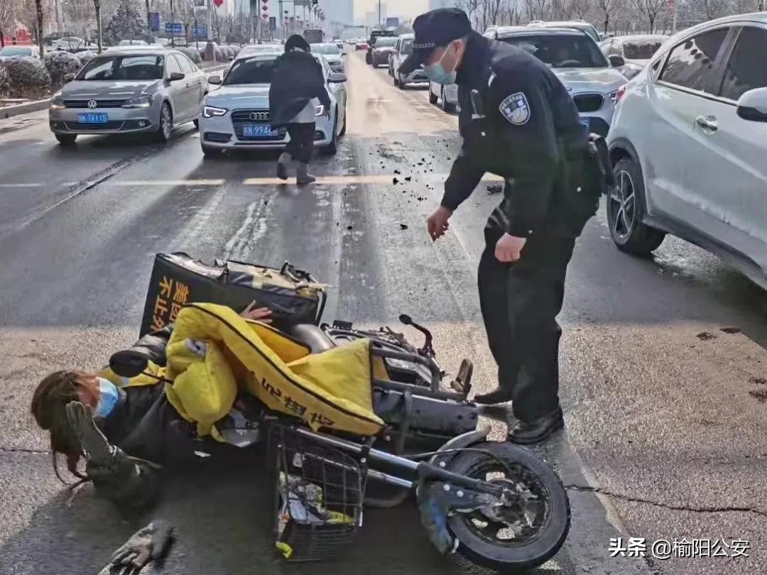 外賣女騎手被撞倒剛好被路過的警車看到