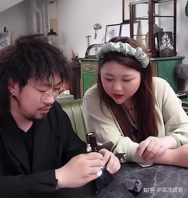 杨天真戴的翡翠手镯是真的吗?