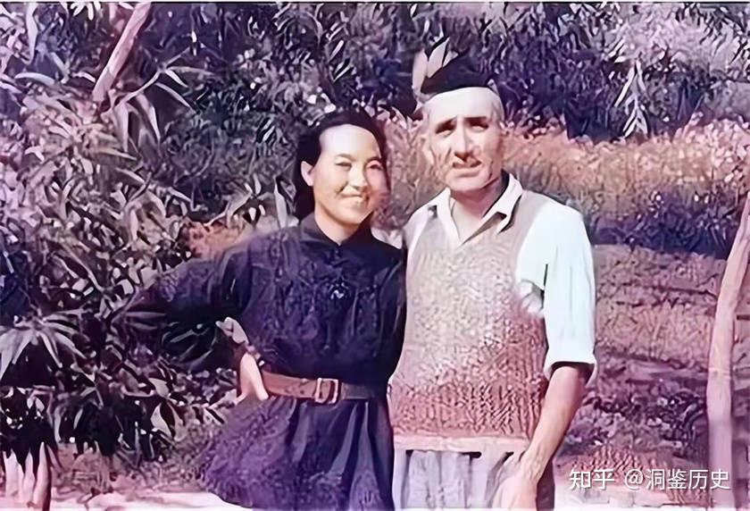 李德结束了第一段婚姻之后,很快又看上了年轻貌美的文艺工作者李丽莲.