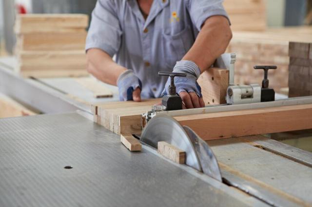 实木家具生产加工时应注意的事项