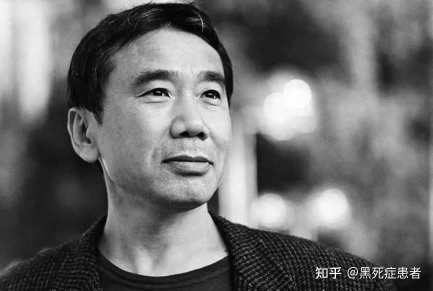 秋雨蒙蒙的街头,阴暗而低沉的天空中偶然有一只飞鸟掠过,远处的建物在