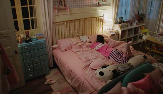 杨紫饰演的女主角佟年是个活泼软萌的萝莉歌姬,她的整个房间充满少女