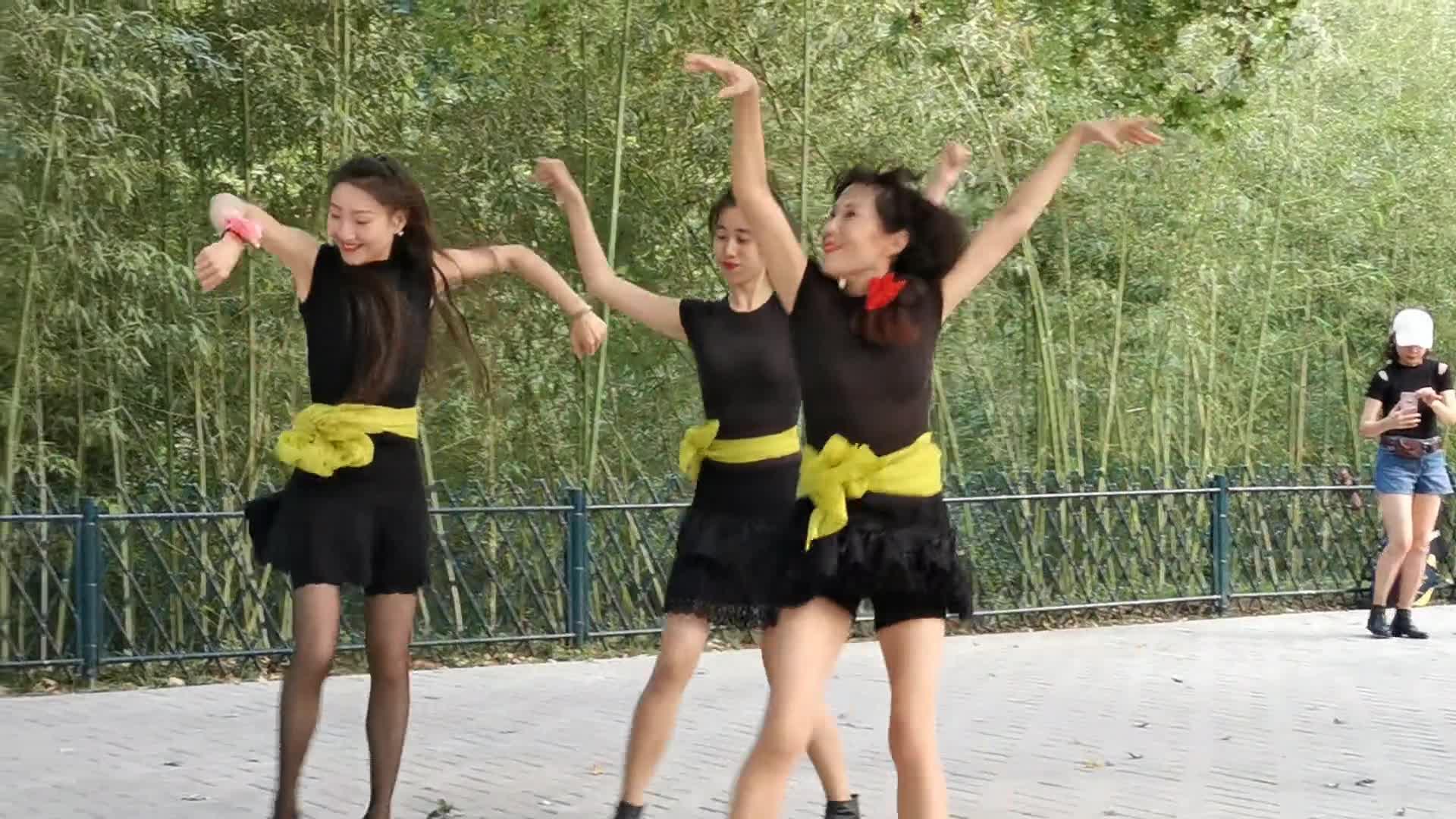北京紫竹院公园最美三人组合杜老师和晓红谁更跳的热情似火