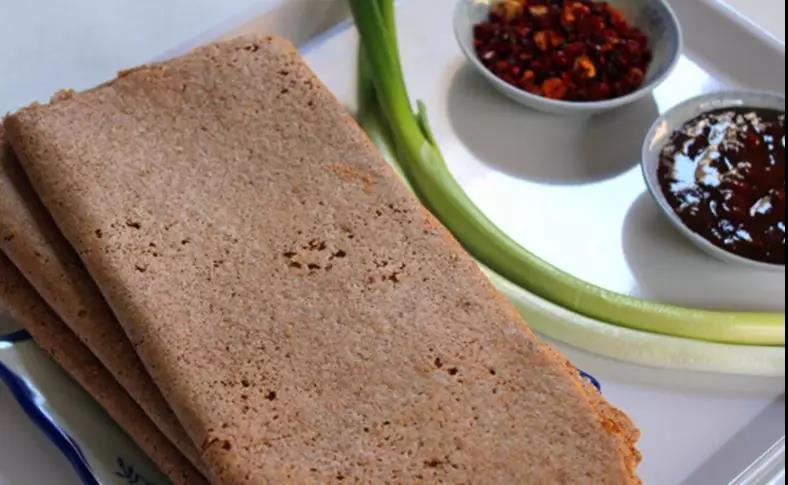 镇的西铜韑村有一个独特的品种——"荞面煎饼",当地人称为"红油馇子"