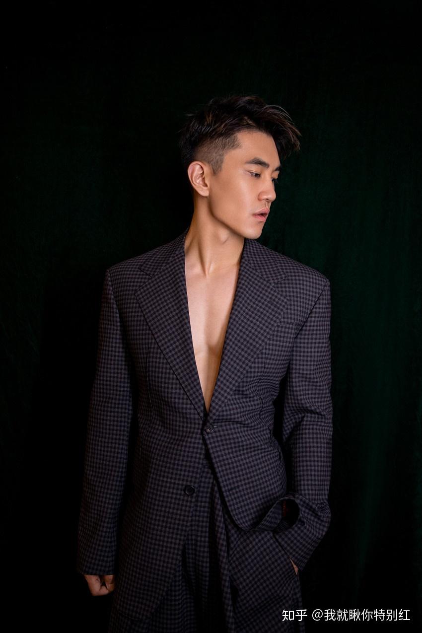 新晋小生朱宦霖受邀品牌活动 斯文雅痞雕琢自我