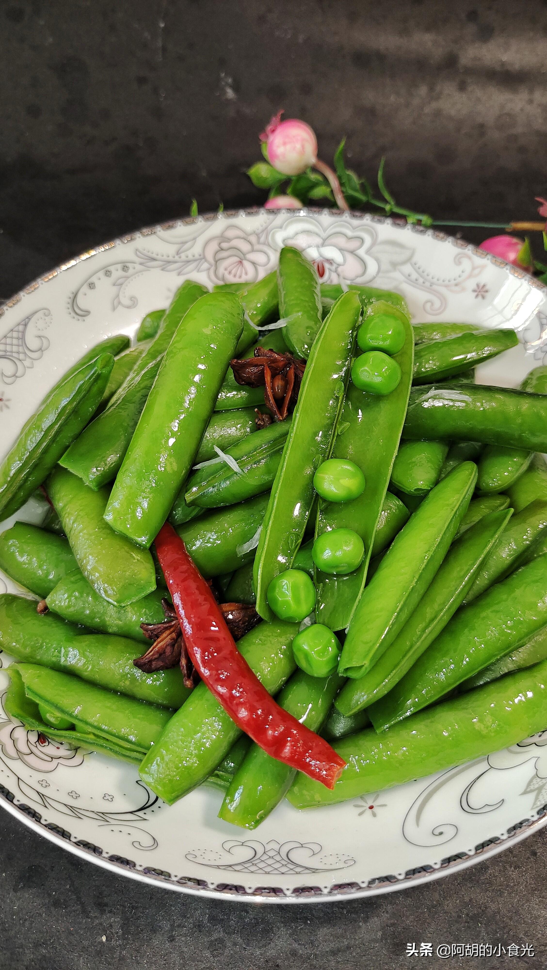 豌豆吃法众多,老一点的豌豆粒可以煮熟来炒菜或者当做主食吃,而最近