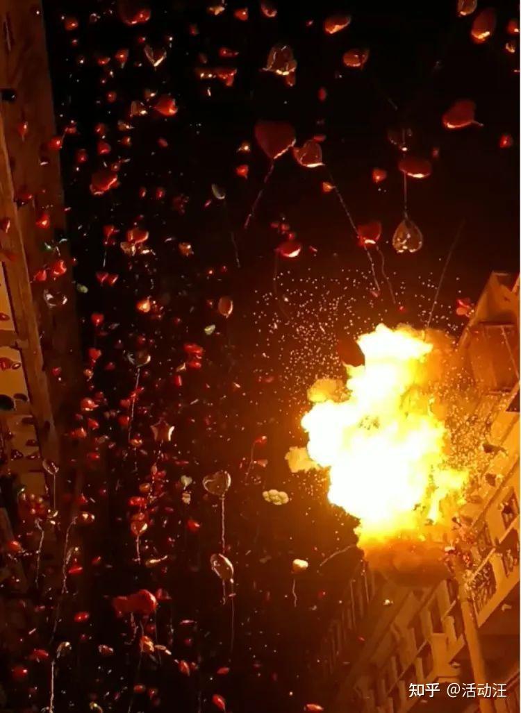 现场很多群众放飞了气球,结果有气球触碰电线引发了爆炸