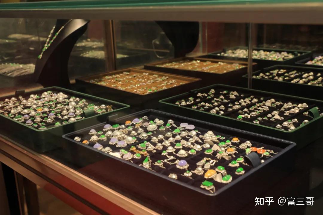 翡翠柜台上的翡翠可不是随便摆的,这样弄你才会喜欢买!