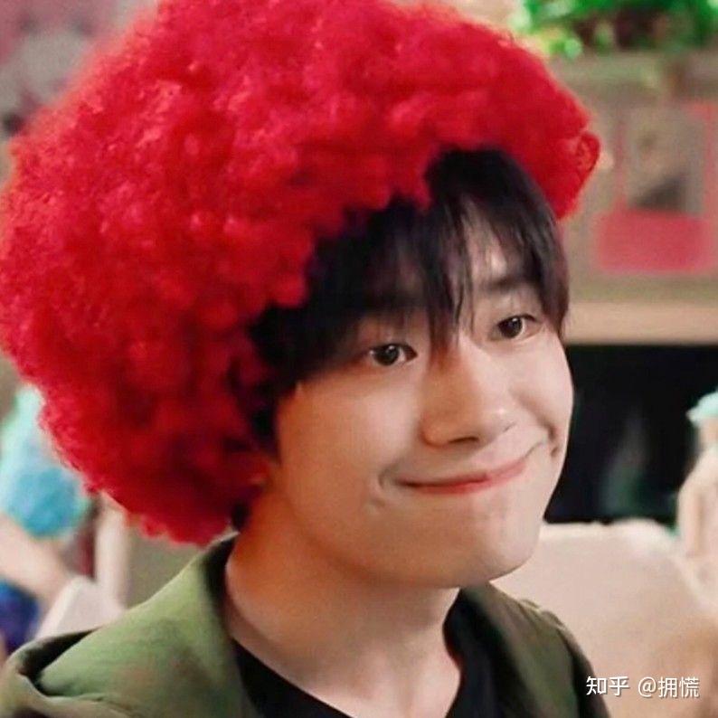 请问有没有易烊千玺在送你一朵小红花中戴着红色假发的照片一张不笑一