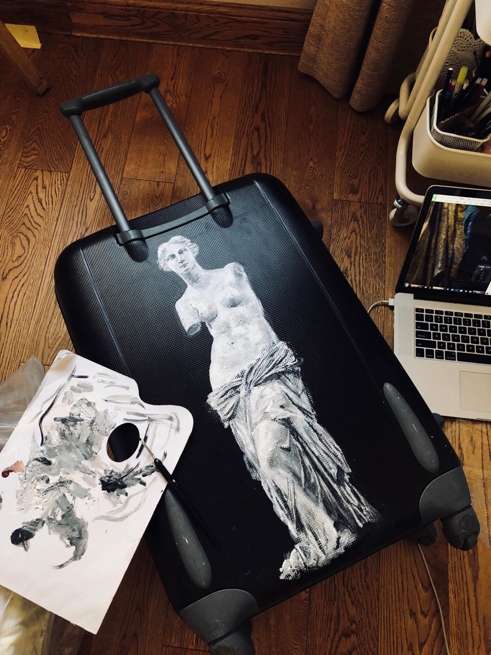 时候家长担心托运拿行李会拿错,让我做个记号,我就画了个画在箱子上