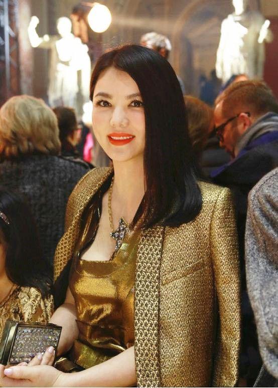 李湘独自亮相,穿黑色长裙也藏不住臃肿感,手上戒指价值不菲