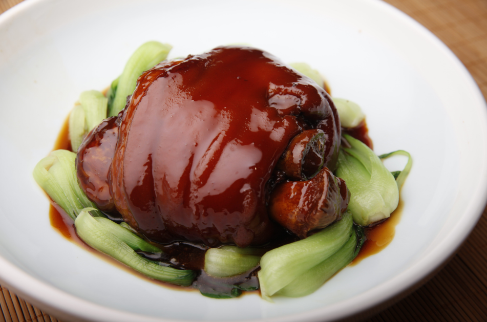 鲁菜三大肘子之冰糖肘子肥而不腻入口即化吃着就是香