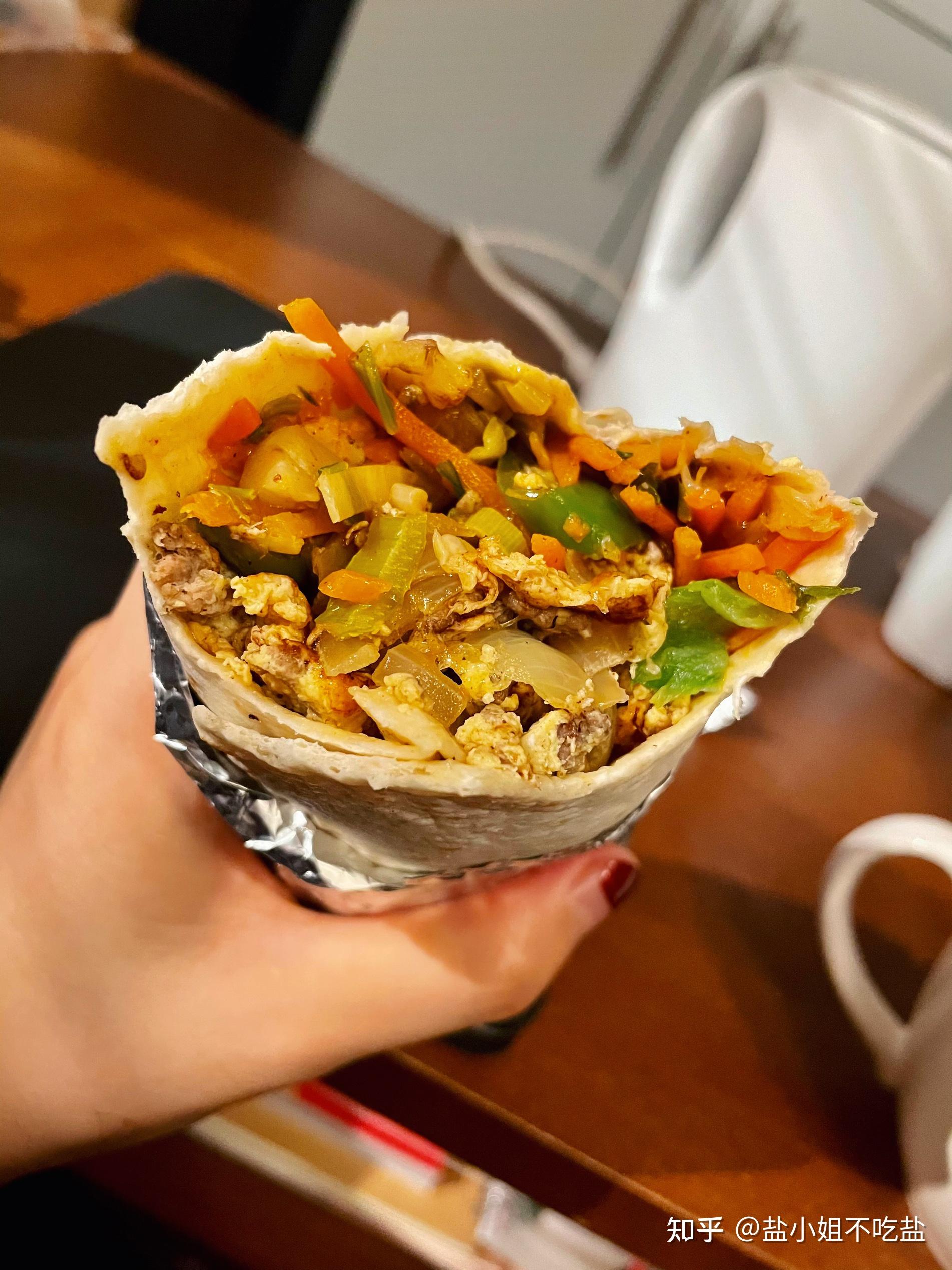 鸡蛋炒成6成熟混着彩椒卷在饼皮里,超级好吃,在此启发下,我尝试了西式