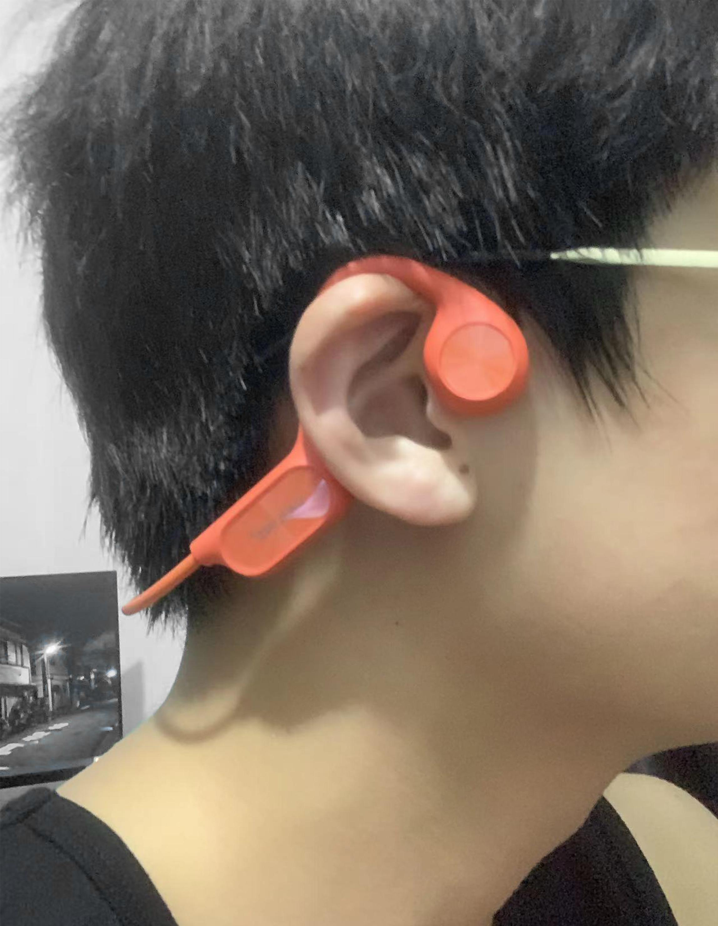 与传统的入耳式耳机不同,骨传导耳机无需塞入耳道,因此在长时间佩戴时