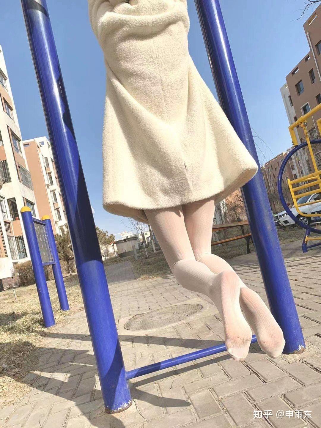 女生上班时穿丝袜工作一天下班时会有脚臭吗