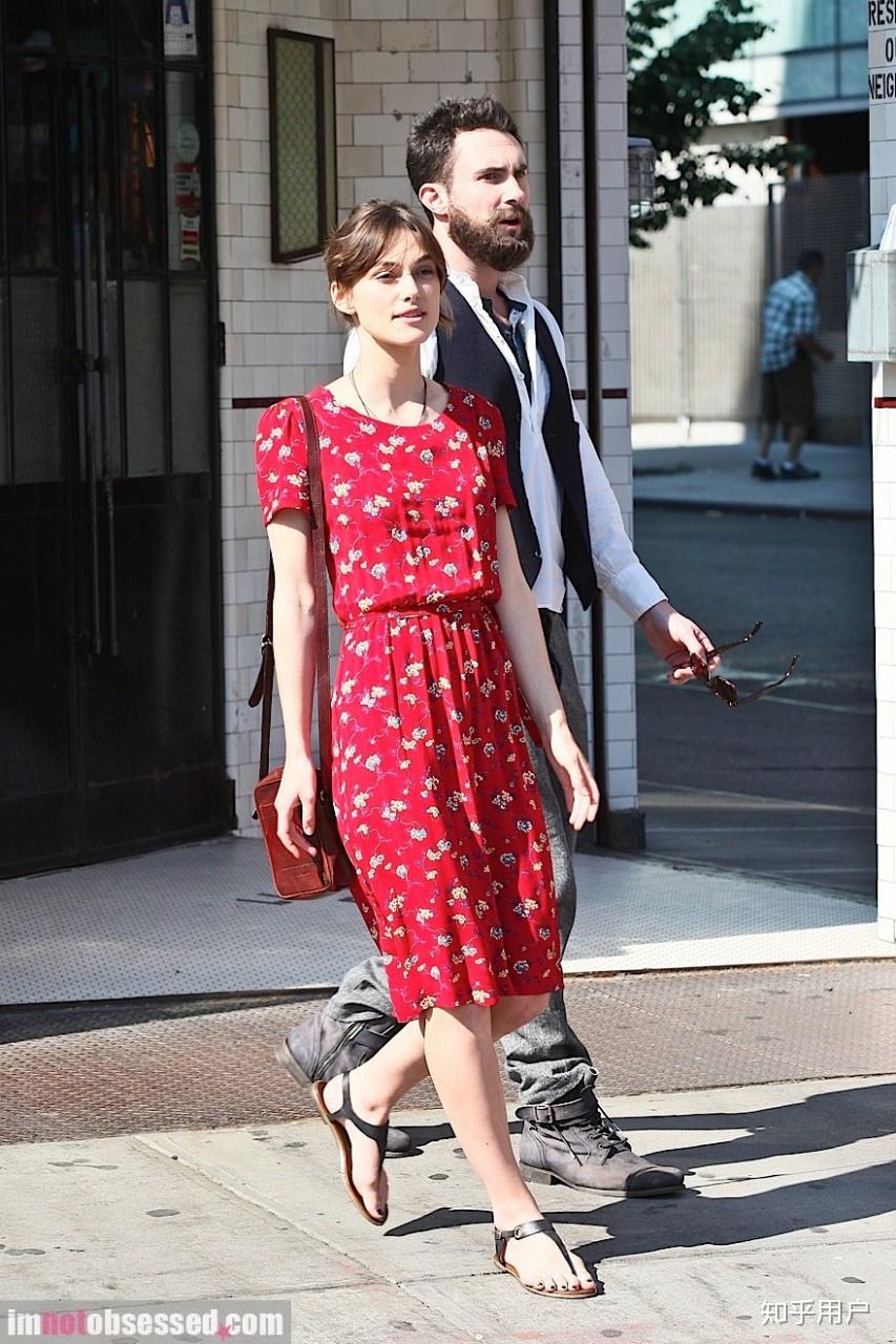 《音乐改变人生》(电影再次出发)中女主角的穿